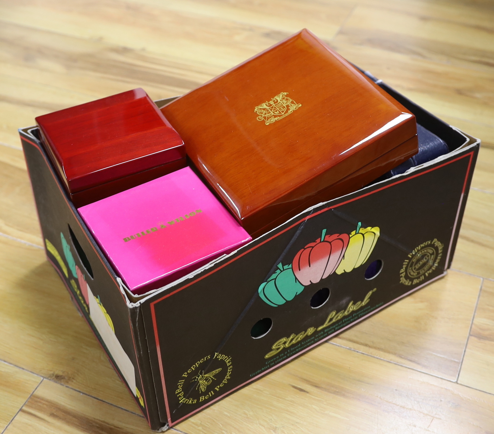 A quantity of assorted jewellery boxes.